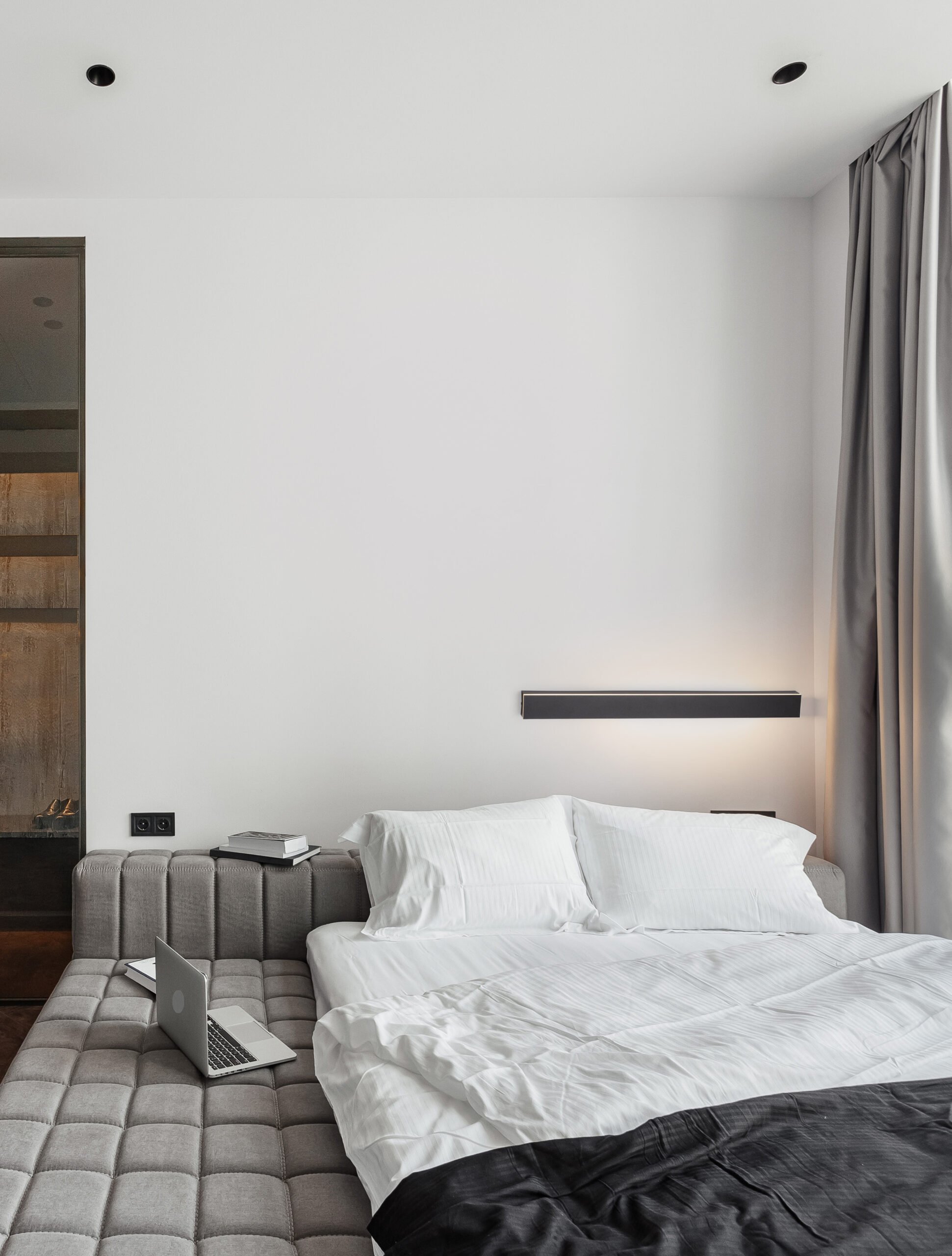 A,Wardrobe,In,A,Glass,Cube,Illuminated,In,A,Large Απλίκα LED COLBY 9267106 Nova Luce - Image 1