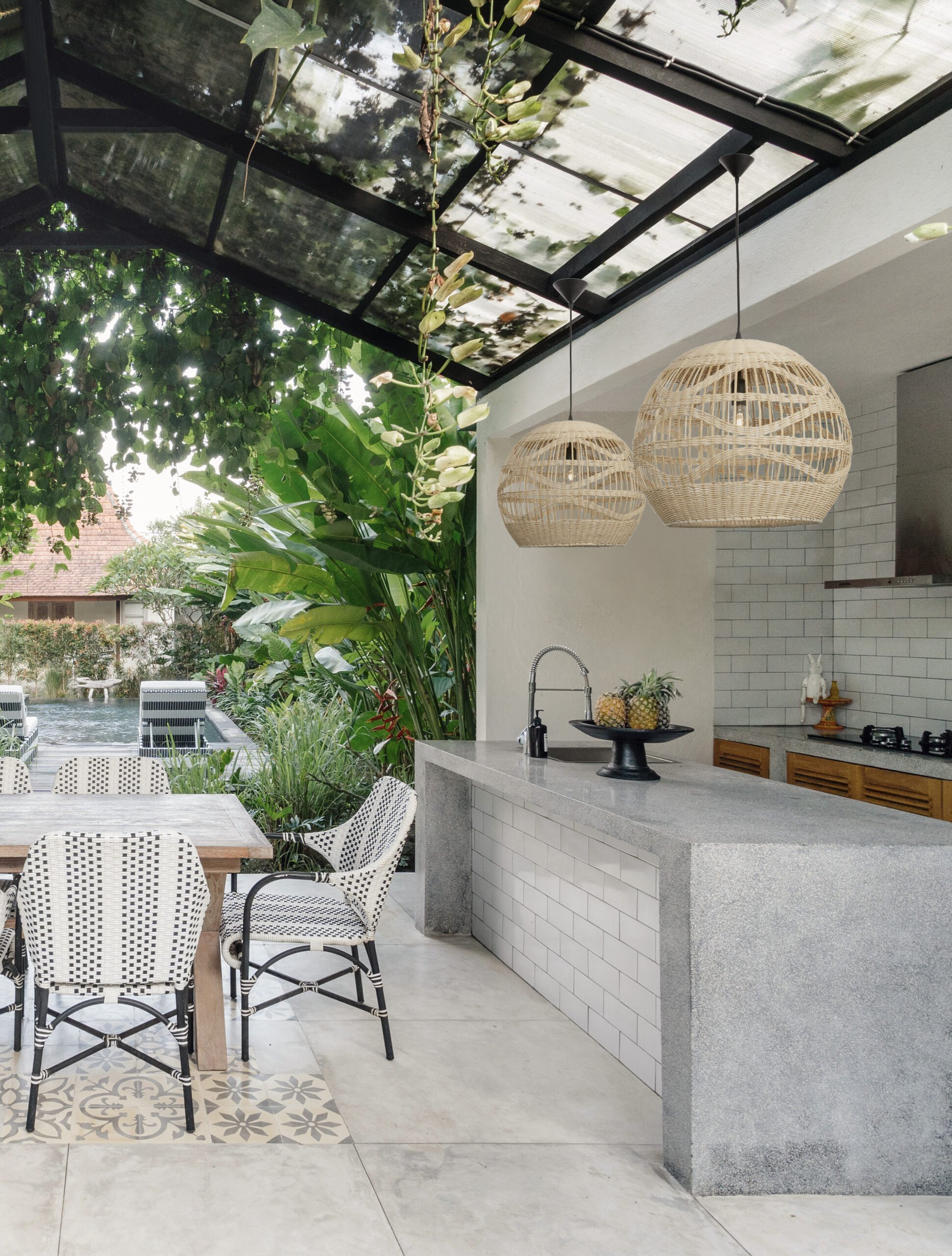 Open,Kitchen,With,Empty,Dining,Room,Table,And,Chairs,Outside, Μονόφωτο MARLO 9586502 Nova Luce - Image 1